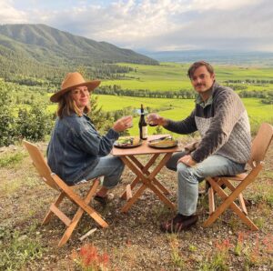Annie Starke Instagram - Happy Sunday fam! 

Tune in today for a DOUBLE feature season FINALE of #themountainkitchen featuring a few of my favorite Bozeman locals, plus a special visit from one of my oldest besties, @connorhines_ 

This season was so unbelievably special. Thank you so much to EVERYONE for watching… trust me, I’m sending tons of love from me to you. 

Of course a special THANK YOU to @magnolianetwork , @pacificproductions , @discoveryplus & @streamonmax for your support! 

Xoxo