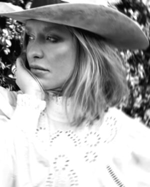 Annie Starke Instagram - Hi. It me. 🤠 @anamoniquebeauty