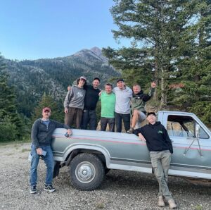 Annie Starke Instagram - Happy Sunday fam! 

Tune in today for a DOUBLE feature season FINALE of #themountainkitchen featuring a few of my favorite Bozeman locals, plus a special visit from one of my oldest besties, @connorhines_ 

This season was so unbelievably special. Thank you so much to EVERYONE for watching… trust me, I’m sending tons of love from me to you. 

Of course a special THANK YOU to @magnolianetwork , @pacificproductions , @discoveryplus & @streamonmax for your support! 

Xoxo