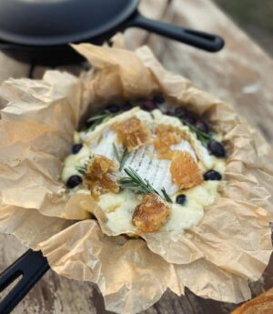 Annie Starke Instagram - Some Monday food porn for you pervs… the prettiest & sexiest campfire roasted brie with grapes, honeycomb   rosemary… 😈🙌🏼