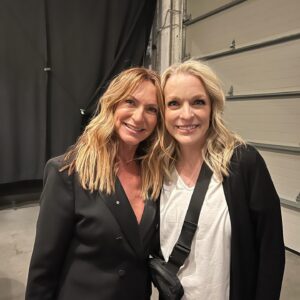Annie Villeneuve Instagram - Vivre une superbe soirée en l’honneur d’une grande oeuvre ça donne de belles rencontres!

@endirectdelunivers @starmania @francebeaudoin1 @matt_lang_music @william_cloutier @jonastomalty @laurencejalbert @virginiecumminscomplet 

Crédit photo 2: @ericmyrephoto
Maquillage: @sabrinecadieux 
Coiffure: @feliccio.hair