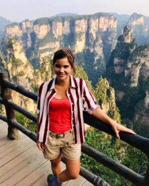Annika Preil Instagram - Ich lasse gerade meine letzten Reisen Revue passieren und bin extrem dankbar dafür, was ich schon alles erleben durfte! 😍🙏
Hier bin ich auf meiner letzten Dreh- Reise in China. 🇨🇳 
Der Zhangjiajie National Park und die „Avatar-Felsen“ haben mich extrem beeindruckt. Wer kennt sie?😊

#ilovemyjob #zhangjiajie #nationalpark #avatarmountains #china #travellover #beautifulnature #blessed