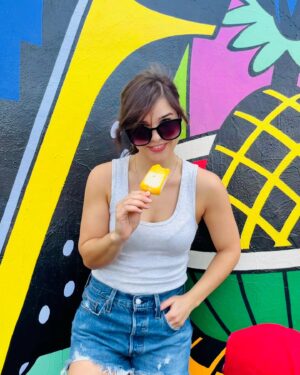 Annika Preil Instagram - Happy Weekend von mir und dem leckersten Mango- Eis aller Zeiten 😜🌞

#weekendvibes #icecream #happy #mango #blessed #🍦