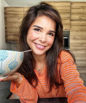 Annika Preil Instagram - Hab wieder ein easy-peasy Lemonsqueezy Rezept mitgedreht.
Das Rezept für meinen Reisnudelsalat gibts wahrscheinlich am Sonntag. 🥳

Mach ich mir gerade super gern, wenn’s schnell gehen muss. 🏃‍♀️
Was gibts da bei euch so? Bräuchte grad mal selbst ein bisschen Inspo🥴

Wünsch euch ein schönes Wochenende:)

#happyweekend #tgif