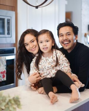 Annisa Pagih Instagram - Happy Eid from our family to yours 🤍