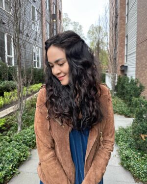 Annisa Pagih Instagram - This is my natural hair texture after I tried #curlygirlmethod for around 6 weeks! 😱

So… for 35 years, I didn’t know my hair was *this* wavy 😅 

ada yang pernah ngalamin juga? waktu kecil rambutku termasuk lurus, tapi sejak smp mulai kelihatan ‘gelombang’ dan frizzy. Since then, aku kira gelombang = ngembang. Jadi solusinya? Waktu SMA di-Rebonding~~ 🤪😂 pas kuliah dan udh gak lurusin rambut lagi, mulai kenal sama catokan dan hot roll, alhasil selalu heat styling hampir tiap hari biar rambut ‘nurut’. Apalagi sejak lulus kuliah, kerja di TV and heat styling was ‘part with the job’.

Fast forward pindah ke Kanada, mulai keliatan ada pattern waktu rambut dibiarin kering sendiri (lebih ke selalu lupa keringin rambut krn sibuk ngurus anak, rumah dan sekolah 😂) so I started my #wavyhairjourney dan mulai belajar tentang Curly Girl Method 🤍 rambut jadi lebih sehat (gak di heat styling sama sekali) dan gak cepet greasy (dulu harus keramas tiap hari, sekarang cukup 2 kali seminggu) I still have a long way to go, but it’s been a fun new adventure (at home)! Lol.

The basics:
-ganti produk khusus rambut wavy/curly yang ingredients-nya #CGM approved (bisa check di curlscan.com)
-ganti handuk pake bahan microfiber 
-metode cuci rambut yg beda (yg utama rambut diremas waktu pake conditioner)
-air dry/biar rambut kering sendiri atau pake diffuser

Oh how I love discovering new things about me in my thirties 🥹