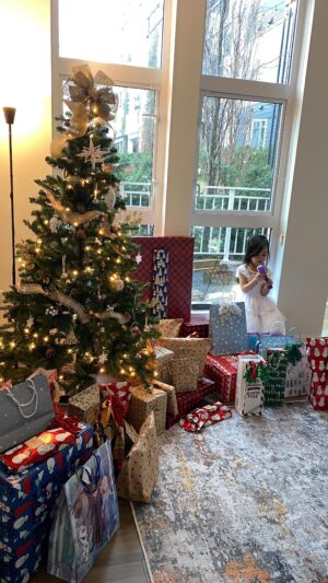 Annisa Pagih Instagram - Making joyful #memories 🤍❄️☃️
•
•
Akhirnya bisa kumpul setelah 2 minggu terakhir semua orangtua kakek nenek kena flu dari Inka 😅
•
•
 Merry Christmas from our family to yours!