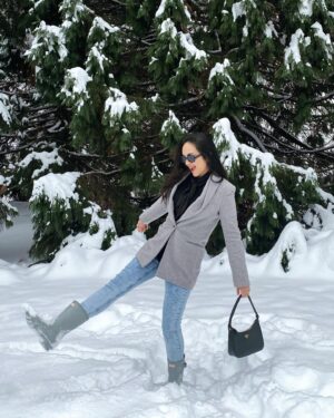 Annisa Pagih Instagram - Winter wonderland in Vancouver! ☃️ 45 seconds from our front door 😂