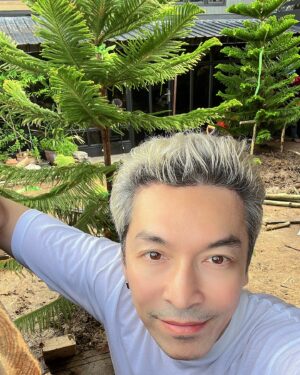 Anon Saisangcharn Instagram - ซินเดอเรลล่าเพศชายชัดๆ …ตอนกลางคืนเป็นศิลปิน ตอนเช้าเป็นผู้รับเหมา…นอนตี4 เจ็ดโมงเช้า “เอาต้นไม้มาส่งคับ” …สภาพ😴😅😴