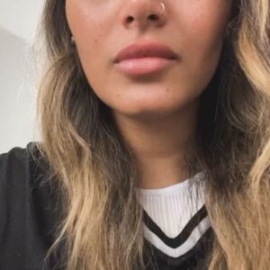 Anouchka Henchoz Instagram - A toi qui voit toute la vie en noir ou blanc. Qui veut créer des camps et séparer. A toi aussi qui veut pourrir tous mes posts, je t’en mets un exprès pour que tu puisses déverser ce que tu as à déverser. D’ailleurs à la base je voulais balancer les messages de rageux qui nous traitent de raciste, qui espèrent que ma grand-mère ira en enfer et encore je vous épargne les plus violents. Mais en fait non…. Je ne vais pas donner encore plus de caviar au cochon. Mais pour éviter que les gens viennent encore m’écrire sous mes photos «hey regarde tu as vu l’émission » oui j’ai vu. Enfin si on peut appeler ça une émission car @rtiofficiel et @cmidirti ne peuvent pas être des professionnels c’est impossible. Pas quand on laisse une femme propager autant de mensonges sans avoir vérifié les sources. Pas quand on prend le contenu privé d’une personne pour l’afficher ainsi. Divulguer son nom complet et dérouler le fil de sa vie. Sans son consentement et sans lui avoir demandé son avis. Car ils ont menti sur le plateau JAMAIS je n’ai eu de contact avec vous. Alors sortez-moi les preuves pour le tribunal. Et surtout depuis, je vous écris de partout, même votre chroniqueur @momosanogo me suivait et toujours aucune nouvelle de vous. C’est une honte. Mais les msgs passés en stories résument déjà l’histoire. Je rajouterai uniquement ceci: Non je n’ai pas honte de pleurer. Non je n’ai pas honte d’être épuisée de tout ça. Ni d’être en colère après tant d’injustice et de calomnie. C’est pas aux victimes d’avoir honte. Et je ne me laisserai plus faire. J’ai été soumise pendant 29ans et cette année j’avais décidé d’enfin sortir des secrets. Et vous m’avez enlevé à nouveau ma vérité, ma vie. Alors vous pouvez bien venir me donner vos leçons de morale et me dire ce qui est juste ou non après ça… j’en ai plus rien à faire. J’ai enfin vu le vrai visage des gens et que je pourrai tout faire on me voudra du mal alors autant être qui je suis vraiment et kiffer ma vie. Et surtout JAMAIS JE NE VAIS CÉDER A LA PRESSION ni sombrer dans la haine plutôt que l’Amour. C’est certainement un test de la Vie. Je vais me relever, comme d’hab et plus me détourner de ce passé qui est juste un sac de noeud