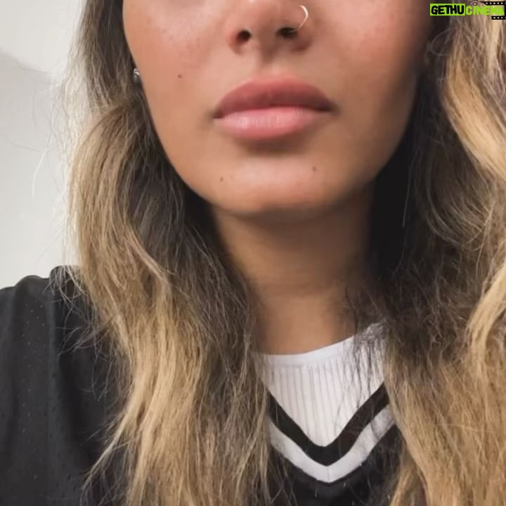 Anouchka Henchoz - 1.6K Likes - A toi qui voit toute la vie en noir ou blanc. Qui veut créer des camps et séparer. A toi aussi qui veut pourrir tous mes posts, je t’en mets un exprès pour que tu puisses déverser ce que tu as à déverser. D’ailleurs à la base je voulais balancer les messages de rageux qui nous traitent de raciste, qui espèrent que ma grand-mère ira en enfer et encore je vous épargne les plus violents. Mais en fait non…. Je ne vais pas donner encore plus de caviar au cochon. Mais pour éviter que les gens viennent encore m’écrire sous mes photos «hey regarde tu as vu l’émission » oui j’ai vu. Enfin si on peut appeler ça une émission car @rtiofficiel et @cmidirti ne peuvent pas être des professionnels c’est impossible. Pas quand on laisse une femme propager autant de mensonges sans avoir vérifié les sources. Pas quand on prend le contenu privé d’une personne pour l’afficher ainsi. Divulguer son nom complet et dérouler le fil de sa vie. Sans son consentement et sans lui avoir demandé son avis. Car ils ont menti sur le plateau JAMAIS je n’ai eu de contact avec vous. Alors sortez-moi les preuves pour le tribunal. Et surtout depuis, je vous écris de partout, même votre chroniqueur @momosanogo me suivait et toujours aucune nouvelle de vous. C’est une honte. Mais les msgs passés en stories résument déjà l’histoire. Je rajouterai uniquement ceci: Non je n’ai pas honte de pleurer. Non je n’ai pas honte d’être épuisée de tout ça. Ni d’être en colère après tant d’injustice et de calomnie. C’est pas aux victimes d’avoir honte. Et je ne me laisserai plus faire. J’ai été soumise pendant 29ans et cette année j’avais décidé d’enfin sortir des secrets. Et vous m’avez enlevé à nouveau ma vérité, ma vie. Alors vous pouvez bien venir me donner vos leçons de morale et me dire ce qui est juste ou non après ça… j’en ai plus rien à faire. J’ai enfin vu le vrai visage des gens et que je pourrai tout faire on me voudra du mal alors autant être qui je suis vraiment et kiffer ma vie. Et surtout JAMAIS JE NE VAIS CÉDER A LA PRESSION ni sombrer dans la haine plutôt que l’Amour. C’est certainement un test de la Vie. Je vais me relever, comme d’hab et plus me détourner de ce passé qui est juste un sac de noeud