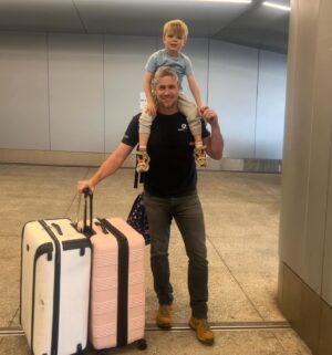 Ant Anstead Instagram - My little travel buddy…….. ✈️ 🇬🇧 
Incoming…… Ammo, Archo & Ren ❤️❤️ x
