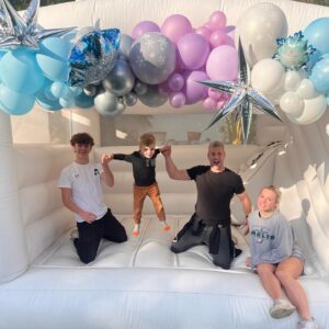 Ant Anstead Instagram - What Christmas……?? Fun Frozen themed birthday party for Lenny (cutest bloomin little lady!!) and of course boys will be boys! 😂 Thank you the Buttons! ❤️🥰 x