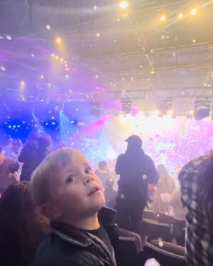 Ant Anstead Instagram - Easter weekend fun! Kicking off with @lagunabeachparentsclub egg hunt (great turn out) and an awesome show at #bubblefest at @thediscoverycube so cool!!! Recommended x