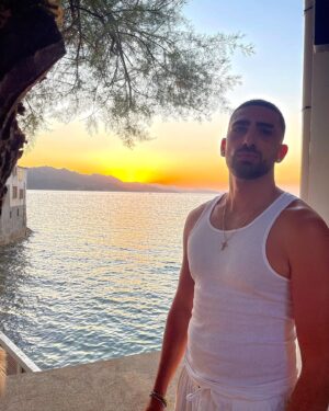 Anthony Alcaraz Instagram - Hard to get service up here.. Don’t text me for the next 4 days🤣