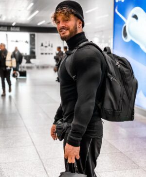 Anthony Amar Instagram - Départ 2 mois pour Bali 🛫 Priez pour moi dans l’avion 🤣 Hâte de partager ça avec vous
___
Flying to Bali for 2 months, can’t wait to share that new adventure with you...by the way I am scared of 🛫 PRAY FOR ME, Love you guys 
___
#bali #canggu #dempasar #paris #aarmy #blogger