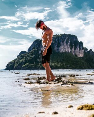 Anthony Amar Instagram - LOST
Parfois se perdre complètement est la meilleure façon de se retrouver 🙌🏻
.
Ps: je suis dingue de cette photo et vous ? Vous la trouvez comment sincèrement ? Dorénavant je vais me mettre à voyager plus souvent pour sortir du contenu dans ce style... marre du Fitness... le voyage et l’humain avant tout.
.
#thailand #Aonang #krabi #discoverthailand
#travel #blogger #lifestyle #paris #adventure #wild #man #body #love #happy #kohlanta #kohphangan #kohphiphi #sonya7riii #sonyalpha #sonyrx100 #canon5dmarkiii
