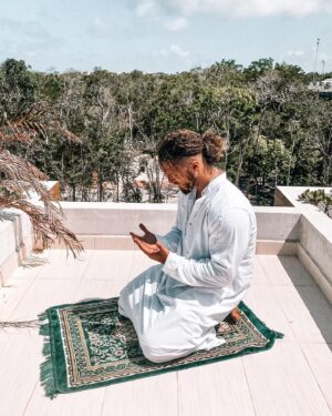 Anthony Amar Instagram - Eid Mubarak ❤️ Taqabbal Allâhu minnâ wa minkum to all my brothers and sisters

Enjoy this day with the people you love, don't forget the people in need, don’t forget our Palestinians brothers and sisters who are fighting for their life right now.... pray for them and don’t stay quiet against INJUSTICE.

Don’t forget the people who are rarely visited, be the person who forgives when he has been hurt, who responds to hate with love, contempt with genuine interest, smile at those who don't necessarily smile back at you ... you don't know the impact that a smile and a comforting word can have on that person.

Be an example to others, remember to always behave in an exemplary manner. This is how some people will take an interest in what makes you a better person. 

I had the honor to spend my Ramadan and some prayers with my brother and best friend and I think it remains one of my happiest moments of this blessed month. 

this year my ramadan was difficult because I felt alone in my practice and also cause I am the only Muslim in my family...but on the other hand, i was able to invoke my lord, get to know him, speak about him to the people who were interested about religion and especially I learn more than ever to not to despair of his mercy. 

 If you know any converts, don't forget them during that amazing day. I know to much this "loneliness" that you can feel and the difficulty of being afraid of never finding your place and feel isolate from your Ummah. If one of us is suffering we should be able to be here for him / her.

Either way, it doesn't matter what your beliefs are. I TRULY RESPECT , LOVE AND ACCEPT EVERYBODY.

May God bring peace in your heart, forgive you and fill you with His blessings in this life as in the next.

May our sins be forgiven, our hearts purified, our prayers raised, our douaas answered, our faces illuminated, our place in Paradise granted. #AARMY