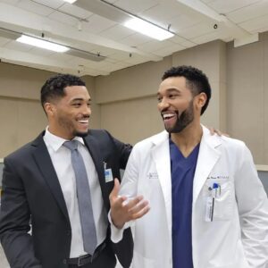 Anthony Hill Instagram - Introducing the Ndugu Brothers. Buckle up. 🎢

#GreysAnatomy

📸: @haleygallardo