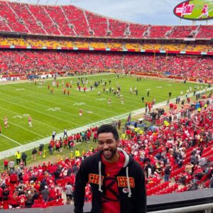 Anthony Hill Instagram - Thank you @chiefs for the hometown hospitality, much appreciated 🙏🏾!! Solid W... My mom's your good luck charm, you're welcome. #ChiefsKingdom

📸: the legendary @mccabealex