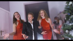Anthony Lyricos Instagram - Nous sommes fiers de vous présenter notre chanson de l'hiver, "Vive le vent". Nous vous souhaitons de très belles fêtes !🥳☃️

@morgane.bianchi @courtney.louis.73 

Une production : @fabianlaumont