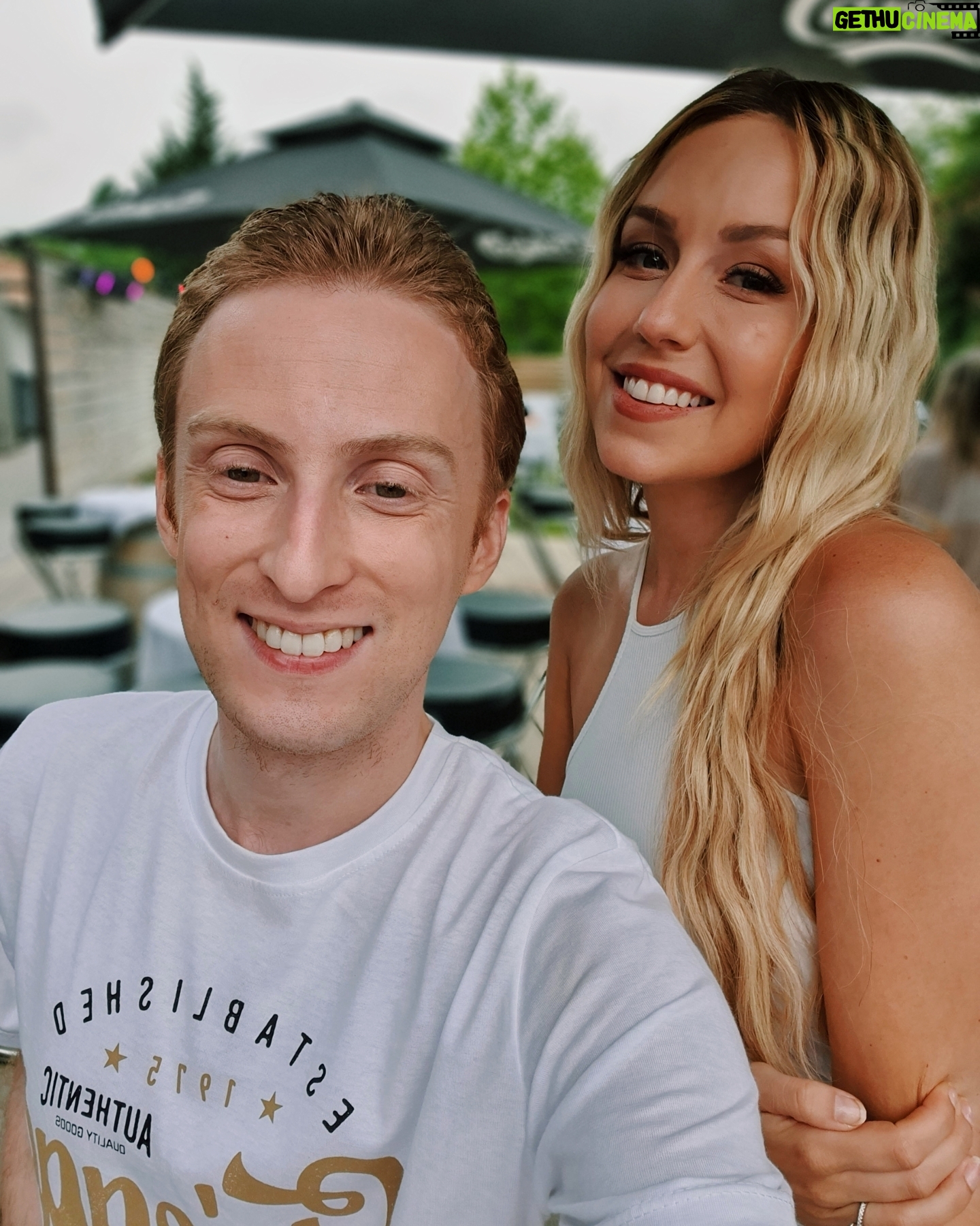 Anthony Lyricos - 3.1K Likes - Que c'est bon de retrouver un peu de vie et des sourires dans le sud ♥️🤗🍹 un plaisir de t'avoir revu ma belle @coraliedelmarcelle compatriote belge!reste comme tu es , aussi naturelle, et spontanée💋💯