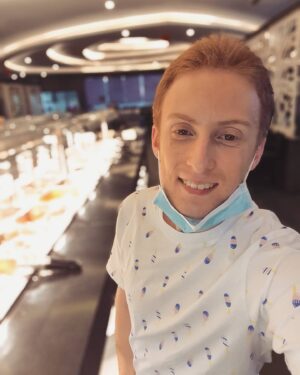 Anthony Lyricos Instagram - Hier soir , j'ai profité d'un excellent buffet à volonté ici en belgique, un cadre chaleureux , contemporain et lumineux😊 une cuisine gastronomique entièrement dédié à la cuisine chinoise 🥰 toutes les préparations sont réalisées par le chef de la maison 😋👌 fraîcheur & qualité au rendez vous ! Et un rapport qualité / prix imbattable 🥩🍣🍢🦞🦐🥮🍧🧁