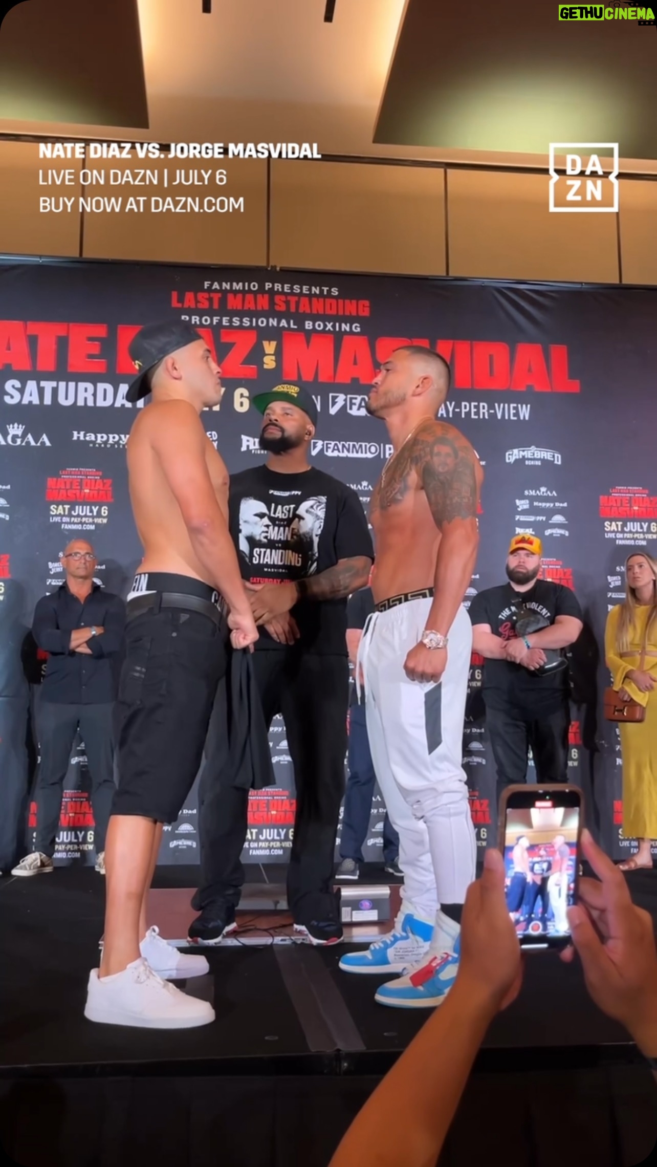 Anthony Pettis - 12K Likes - @chrisavila209 ⚔️ @showtimepettis
Who’s wins tomorrow night?!
Watch the #DiazMasvidal weigh-in live on the DAZN Boxing YouTube channel 🥊