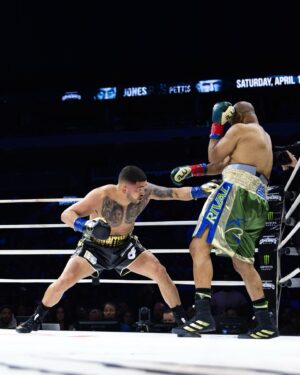 Anthony Pettis Instagram - Last night really happened!! 🤯

Defeating the legend Roy Jones Jr in my pro boxing debut in front of my hometown is something out of my deepest dreams. Thank you Milwaukee!! Thank you Gamebred !! Thank you to my coaches!! And thank you Roy Jones for stepping in there with me!! 🙏🙏