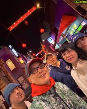 Anthony Wong Yiu-Ming Instagram - 星期三的墨爾本都已經咁繽紛，咁星期四晚我哋要玩盡佢，聽晚舞台上見。

#黃耀明邊走邊唱墨爾本
#黃耀明邊走邊唱悉尼 

Ticketing link in bio and comments