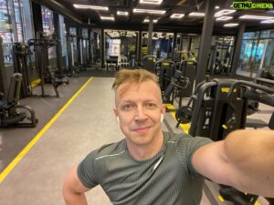 Anton Komolov Instagram - Как говорится, осень осенью, а зальчик - по расписанию!
#БешенаяНесушка
#ОдинокоОдинокийОдиночка
#ТихоСамССобоюЯДержуГантельку
#АгрегатДусяСноваВДеле
