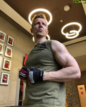Anton Komolov Instagram - Покровитель кроссфита и пауэрлифтинга св. Аэробий Эль-Карнитинский приветствует вас. 
#ОооКогдаТоЭтоБудутМощныеМощи
#НаФитнесМессеПрисутствовалТакжеСвПигидий
#АЕщёСвПаффДиддий
#ВесьСекретВПравильнойДлинеРукавчика
#ВоВзглядеОзабоченностьСудьбойКвадрицепса
#ЭтуВенкуПриобрёлВМагазинеМирВенИАртерийВСокольниках