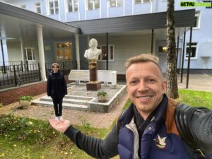 Anton Komolov Instagram - Вот и начался новый учебный год. Школьники в легком шоке (родители – в шоке тяжелом): было лето, каникулы и вот это всё, а тут – уроки, домашка и ранние подъемы…
 
С количеством информации, которую загружают в голову нынешним школьникам, непросто справляться даже взрослым, а ученикам – тем более. Мой сын учится в Ломоносовской школе, и там есть специальная технология — «ИнтеллекТ». С её помощью ребят учат всю информацию анализировать и отбирать самое важное.
 
Если вдруг ученикам станет тяжело справляться, в школе работает психологическая служба, и специалисты всегда помогут отвлечься и расслабиться, что особенно важно в период экзаменов.
 
Кстати, еще важный и полезный момент: встречи с выпускниками, которые сейчас учатся в топовых вузах России и мира, или уже работают, в том числе в больших компаниях. Школьники видят, каким путем можно пойти, какую карьеру построить.
 
Ну, и, конечно, помимо уроков в Ломоносовке проходят литературные конкурсы, спектакли, дни, посвященные иностранным языкам... Ребята регулярно что-то готовят, мастерят, придумывают костюмы, ездят всем классом в другие города. Кружки и спортивные секции тоже присутствуют. Ну, вы видели наверное, что сын уже обыгрывает меня в настольный теннис! Скоро уже и до баскетбола доберется))
 
В общем, вспоминаю, как непросто было найти хорошую школу для сына. И сейчас очень рад, что остановил выбор на @lomonosovskaya_shkola.

#РедкоеФотоСМихайлоВасильевичем
#УгадайтеКтоИзНасТроихНеЛюбитФотографироваться
#НаконецТоСынаПриручилНаВремя
#lomonosovskaya_shkola​