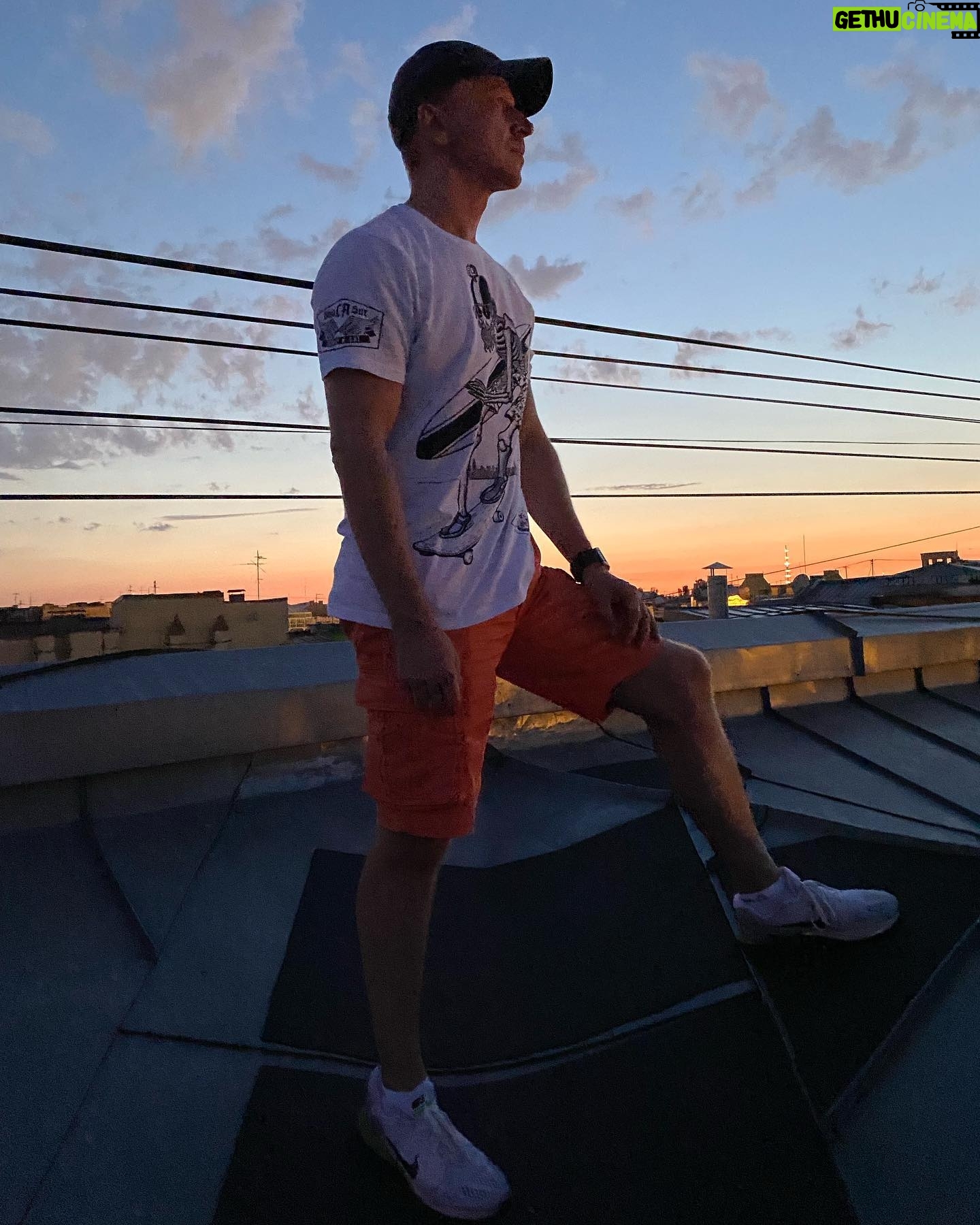 Anton Komolov - 5.6K Likes - Ну, невозможно же только у себя в телефоне это оставить! Пусть виды Питера засветятся и в ваших смартфончиках!))
#ПросветКрышВВидеКота
#ПодъездВВидеПарадной
#КрышиВВидеОйОйСтрашновато
#ГородВВидеКрасоты
