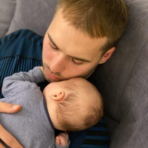 Anton Shipulin Instagram - Максим Антонович уснул на папе :)👨‍🍼