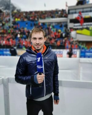 Anton Shipulin Instagram - На один день сменил профессию — сегодня работаю комментатором Первого канала на финальном дне Чемпионата мира по биатлону. Болеете за наших ребят? Вчера на эстафете, несмотря на все обстоятельства, команда показала хороший результат. Сегодня по итогам масс-старта наша Катя Юрлова шестая. Скоро стартует мужская гонка.
Болеть за наших и сдерживать эмоции во время комментирования сложно, но в эфире надо держать себя в руках😀
Удачи и сил нашим парням! Россия — чемпион! 🇷🇺🏆