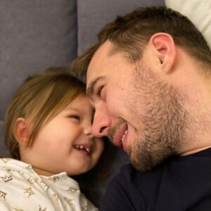 Anton Shipulin Instagram - Сегодня Мире 2 года! Уже 2 года!❤️

Как же время летит, вчера же только забрал нашу малышку из роддома, а уже сегодня Мира бегает по дому как заводная, учится говорить, ходит в садик, заботится о младшем братике и задирает старшего😅

Моя доченька, самая нежная моя девочка, самая добрая, самая красивая, самая сладкая! Расти послушной и здоровой. Ничего не бойся, шагай по жизни смело и с улыбкой. Мы с мамой @shipulina_luiza всегда будем рядом, мы тебя очень сильно любим, наша Мира!