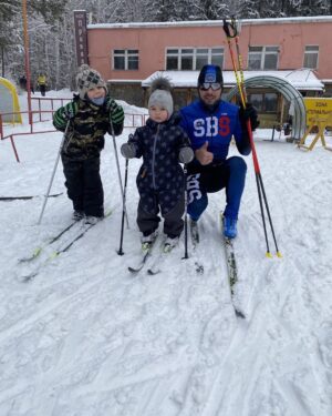 Anton Shipulin Instagram - Сегодня вместе с детьми открыли лыжный сезон! ⛷ дети не хотели уходить с трассы, молодцы! @shipulin__dima @shipulina_mira 

Как думаете, кто больше спортсмен? Дима или Мира?