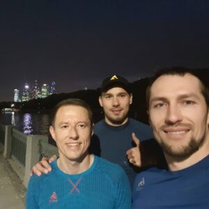 Anton Shipulin Instagram - С друзьями сделали вечернюю тренировку по МСК. 20 км уже давно не бегал 🤪🤭 
А где бегаете вы?