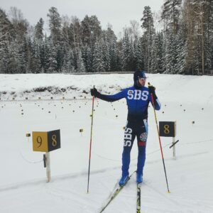 Anton Shipulin Instagram - Сегодня работал в Новоуральске. Здесь расположен филиал нашего областного училища олимпийского резерва, где готовят спортсменов циклических видов спорта, в том числе и биатлонистов. При училище и его филиале есть общежития для иногородних, и сейчас для биатлонистов выделено всего 62 места (32 в Екатеринбурге и 30 в Новоуральске). Этого, откровенно говоря, очень мало.
⠀
Безусловно Федерация биатлона Свердловской области заинтересована в увеличении количества мест для спортсменов. Тем более, что совсем рядом с филиалом училища есть огромный комплекс «Зеленый мыс», где в советские годы проводились сборы лыжников со всей страны. На территории комплекса есть 9-этажное здание, гостиницы, столовая,бани, бильярд, зоны для восстановительных процедур... Одним словом, все, что нужно для подготовки и отдыха спортсменов. Компания, которая занимала этот комплекс, разорилась, здание пустует вот уже 3 года.
⠀
Сейчас возникла идея — выкупить этот комплекс, реконструировать его и использовать на полную мощность! Уже в конце этого, может, начале следующего месяца соберем рабочую группу под руководством вице-губернатора Сергея Бидонько, будем обсуждать, что можно сделать с этим комплексом.
⠀
Я сегодня сам прокатился по лыжной трассе комплекса. Она хорошая, стрельбище тоже достойное. Есть, конечно, над чем работать, но задел уже отличный. Нельзя забрасывать такие объекты. В области не так много мест, где можно заниматься биатлоном. А тут и коммуникации подведены, и здания огромные, и локация удобная, и рельефы нужные.