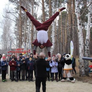 Anton Shipulin Instagram - Сегодня в Екатеринбурге вместе с бизнесменом Игорем Заводовским мы открыли еще 4 спортивные площадки. За три года совместной работы с благотворительным фондом «Добрые дела» «Общества Малышева-73» мы подарили городу 29 воркаут-комплексов (площадки и корты). Каждый раз мы стараемся сделать открытие площадки максимально запоминающимся для детей, хочется, чтобы это был пусть небольшой, но все-таки праздник для них. Благодарю своих друзей из @vesely_rodger, которые помогли нам в этот хмурый ноябрьский день создать для детей яркую, сказочную атмосферу. Было так здорово наблюдать за детьми, которые искренно радовались всему, участвовали в конкурсах.
Надеюсь, что спортивные площадки, открытые сегодня, будут всегда востребованы. Хочется видеть на них сильную, крепкую, счастливую и здоровую молодежь. Будет еще круче, если на площадке будут проводить время и дети, и взрослые. Спорт объединяет, это я точно знаю!
