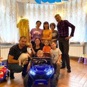 Anton Shipulin Instagram - Первый день рождения Максима 🎉🎉🎉 и не верится, что уже год пролетел 🤗
P.s. бабушка с дедушкой подарили крутую тачку!