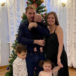 Anton Shipulin Instagram - Дорогие друзья, я от всей души поздравляю вас с наступающим Новым годом! 

Уверен, вы со мной согласитесь — 2020 год был по-настоящему трудным. Обрушившаяся на мир пандемия коронавируса изменила жизнь большинства из нас на «до» и «после», как следует проверила нашу стрессоустойчивость.

Уходящий год научил нас ценить свободу, время, проведенное с близкими, и главное — свое здоровье. Мне кажется, за этот год мы стали еще сильнее, добрее и сплоченнее. Безусловные герои этого года — врачи и волонтеры. Огромное спасибо каждому врачу, каждому волонтеру. Без вашего усердия, труда, выдержки, воли и силы мы бы не справились. 

Да, кто-то встретит 2021 год не так как обычно — без шумных гуляний и больших компаний. Но, может, все к лучшему? Пусть ваш праздник будет домашним, трогательным, волшебным и безопасным. Берегите себя, будьте здоровы сами и пусть будут здоровы все, кто вам дорог! Я желаю каждому из вас мира, благополучия и счастья. Пусть никто и ничто в Новом году не мешает вам быть счастливыми здесь и сейчас!