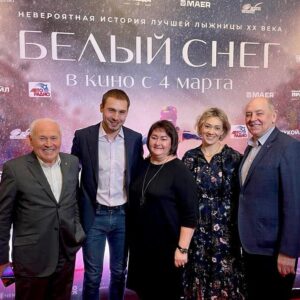 Anton Shipulin Instagram - Дорогая Елена Валерьевна, поздравляю с выходом фильма «Белый снег». Про лучшую лыжницу XX века обязательно должны были снять кино, и мне кажется, все удалось! Отличный фильм для семейного просмотра: путь Елены Вяльбе в спорте — лучшая мотивация для детей (да, и взрослых на самом деле тоже).

Уверен, многие знают, что Елена Валерьевна 14 раз становилась чемпионкой мира, она обладательница 3 золотых Олимпийских медалей, плюс еще 4 бронзы, 5 раз она завоевывала Кубок Мира. Но мало, кто знает, какая титаническая работа стоит за этими медалями. Невероятно сильная, смелая, упорная и талантливая лыжница, гордость нашего спорта. Таких спортсменов как Елена Вяльбе — один на миллион.

В марте фильм «Белый снег» выйдет во всех кинотеатрах страны. От души рекомендую вам посмотреть, вам понравится!
