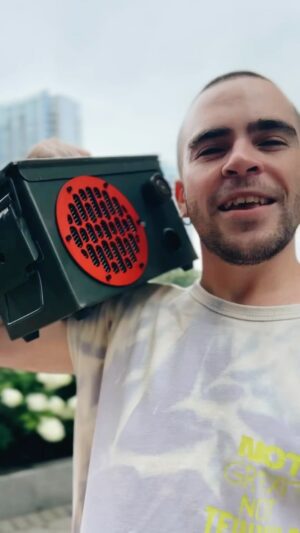 Anton Wellboy Instagram - Просто скинь донат 🍩 Скільки можешь, хоть полтос 🤑 
Розпочинаємо вже четвертий великий збір спільно з @united_bylove_toukraine на цей раз на дрони для 72 ОМБр, в/ч А2167 в якій проходить службу мій рідний дядько Руслан. Хлопці на фронті щодня ризикують своїм життям, наближуючи Перемогу. І наш з вами обов’язок – підтримати їх донатами.
🎯 Цього разу наша мета — зібрати 300 тисяч гривень для закупівлі 3 дронів DJI Mavic 3.
🎁 Ваша мотивація — можливість виграти унікальну колонку з колекції Military Audio за найбільший донат та допомогти ЗСУ. 
🔗 Посилання на банку в шапці профілю 
💙 Друзі, долучайтеся до благодійного збору, маленьких донатів не буває — кожна копійка має велике значення 💛