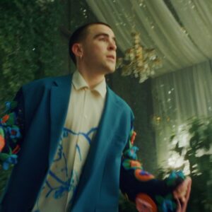 Anton Wellboy Instagram - 🌍 Моя нова пісня "Люди на Землі" є проявом співчуття та розуміння людей, які були змушені покинути рідну домівку та тих хто залишився, але не може себе віднайти. 
🔗 Вже доступно на всіх платформах! Лінк у біо!
В свою чергу хочу подякувати Збройним силам України, адже завдяки їх мужності та стійкості ми сьогодні маємо можливість жити, творити, надихати та надихатись. Дякую благодійному фонду @united_bylove_toukraine, за те що маємо силу та змогу допомагати нашим героям наближати Перемогу. Також хочу подякувати всій команді, яка працювала над створенням кліпу. Хлопці та дівчата ви круті! 🫶
Arranged, mix & master: @msp_records
Label Producer: @ostankova_marta
Director & DOP: @dpbaga
co-Director: @anton_pilnovatykh
1AC: @wake_up_men
Focus Puller: @mitya_borodin
Dolly: @vlad.foris
Gaffer: @olhovikdmitriy
Key Grip: Evgen Denesiuk
Best electric: Mich Taran
Light man: @ollkhovik
Stylist: @krassavayaa
MUAH: @anastasiamakeuphair
Admin: sopkina
Photographer: @tomiichek
VFX: @shevelyura.team
Edit: @dpbaga
Color grading: @colorist.lishchyna
Choreographer: @bazela_oleksii
Dancers: @mariaborzhkova, @karelina.ann__, @vova_chez
Basketball players: @la.24___, @dkarabets13
Actors: wanda_shepeta, Yana Savchenko, Victoria Zelinska, Victoria Kushnirenko, Illya Nakonechnyy, Pavlo Rybalka
Catering: Taras Shevchenko
Driver: Evgen Sopkin
Location: @midgard.education, @oranzhereya_vdng
Special thanks to: @theicon.ua, @spazio.ua, @m0d44.works, @sndct_kyiv, @svitlo.clothes, @burdeina_atelier
And, of course, a huge thank you to my mom @allavelboi9862 ❤️
© 2023 @wellboy_family ®