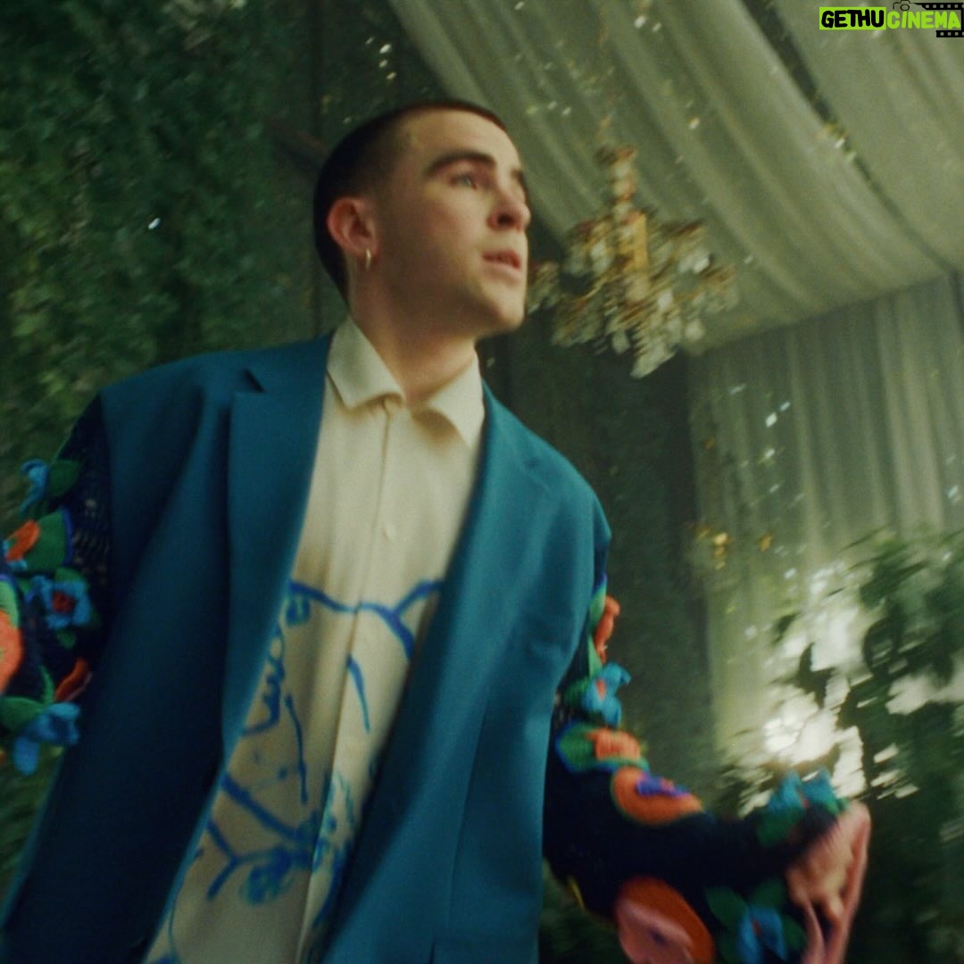Anton Wellboy - 11.4K Likes - 🌍 Моя нова пісня "Люди на Землі" є проявом співчуття та розуміння людей, які були змушені покинути рідну домівку та тих хто залишився, але не може себе віднайти.
🔗 Вже доступно на всіх платформах! Лінк у біо!
В свою чергу хочу подякувати Збройним силам України, адже завдяки їх мужності та стійкості ми сьогодні маємо можливість жити, творити, надихати та надихатись. Дякую благодійному фонду @united_bylove_toukraine, за те що маємо силу та змогу допомагати нашим героям наближати Перемогу. Також хочу подякувати всій команді, яка працювала над створенням кліпу. Хлопці та дівчата ви круті! 🫶
Arranged, mix & master: @msp_records
Label Producer: @ostankova_marta
Director & DOP: @dpbaga
co-Director: @anton_pilnovatykh
1AC: @wake_up_men
Focus Puller: @mitya_borodin
Dolly: @vlad.foris
Gaffer: @olhovikdmitriy
Key Grip: Evgen Denesiuk
Best electric: Mich Taran
Light man: @ollkhovik
Stylist: @krassavayaa
MUAH: @anastasiamakeuphair
Admin: sopkina
Photographer: @tomiichek
VFX: @shevelyura.team
Edit: @dpbaga
Color grading: @colorist.lishchyna
Choreographer: @bazela_oleksii
Dancers: @mariaborzhkova, @karelina.ann__, @vova_chez
Basketball players: @la.24___, @dkarabets13
Actors: wanda_shepeta, Yana Savchenko, Victoria Zelinska, Victoria Kushnirenko, Illya Nakonechnyy, Pavlo Rybalka
Catering: Taras Shevchenko
Driver: Evgen Sopkin
Location: @midgard.education, @oranzhereya_vdng
Special thanks to: @theicon.ua, @spazio.ua, @m0d44.works, @sndct_kyiv, @svitlo.clothes, @burdeina_atelier
And, of course, a huge thank you to my mom @allavelboi9862 ❤️
© 2023 @wellboy_family ®