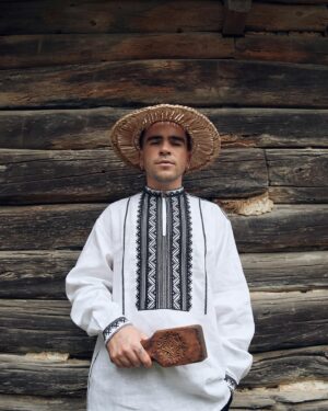 Anton Wellboy Instagram - Я з батьківщини великого письменника Остапа Вишні, який писав усмішки. Та не тільки за це я люблю своє село.

Цінності створені попередніми поколіннями, несуть в собі основу культури нації, її самобутність і унікальність. Ці знання повинні зберігатися і постійно транслюватися, щоб ми знали — хто ми, звідки і куди ми прийшли. 

У спецпроєкті «Коріння» ми розповіли про традицію різьблення Слобожанщини. Головна мета проєкту Міністерства культури та інформаційної політики та Marie Claire (@marieclaire_ua) — показати розмаїття наших культурних традицій та звичаїв.

Читайте — на сайті Marie Claire. 

Креативний партнер: @slay.agncy
Стиліст зйомки: @sophiians 
Одяг: @etnodim
Фото: @tomiichek
Партнер локації: @pyrohiv.museum