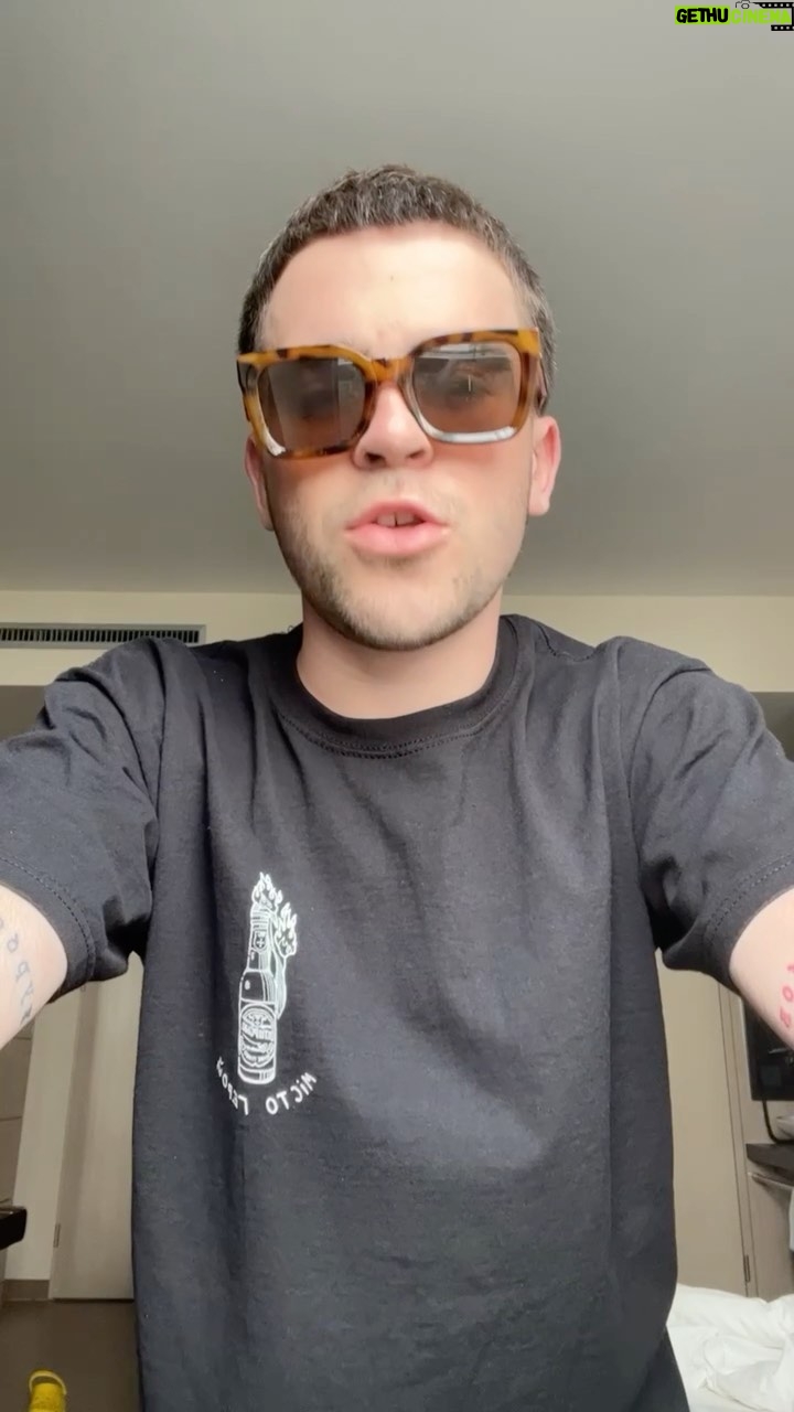 Anton Wellboy - 15.2K Likes - Війни, телевізори,
І ти кипиш, але мовчать всі тепловізори,
Шкода за неньку, Україну і культуру!
І за дядь Юру…
@george.bardash 🌞
