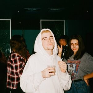 Anton Wellboy Instagram - 🎞А зараз напишіть в комєнти скільки вашій мамі років, не перевіряючи це через facebook📲
📷І не викидуйте андроїди, бо через 5 років на них буде модно фоткатись📸
#35mm